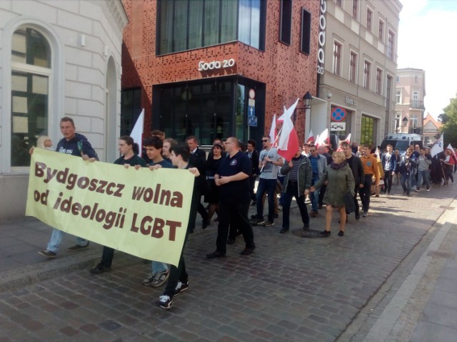 W marszu uczestniczy około 100-150 osób. Eskorta policji to 9 radiowozów. Całe stare miasto wyłączone jest z ruchu i zabezpieczone przez policję.