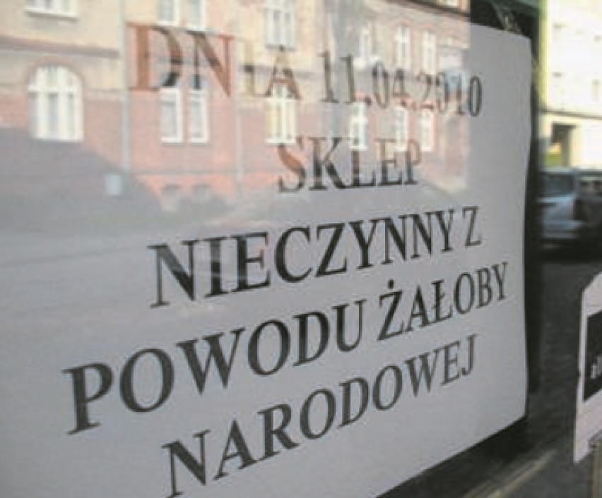 14 rocznica katastrofy smoleńskiej. Tak mieszkańcy Malborka w kwietniu 2010 r. podczas żałoby narodowej oddali cześć ofiarom tragedii