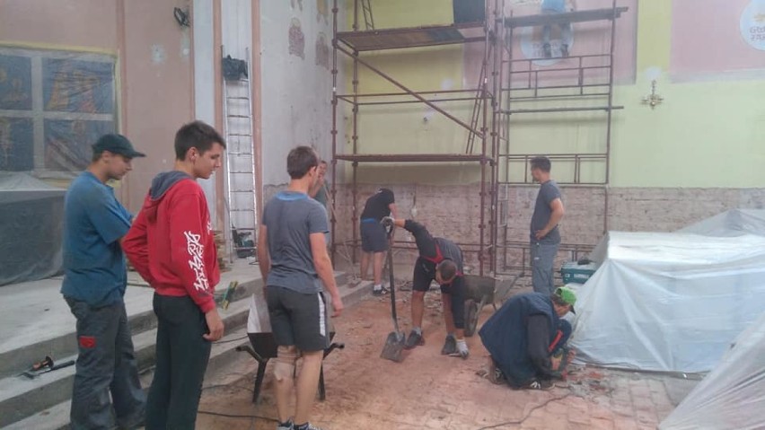 Trwa remont kościoła w Kąkolewie. Na wysokości zadania stanęli również strażacy z OSP! [NOWE ZDJĘCIA]