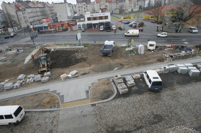 Trwa przebudowa Placu Sybiraków w Legnicy (ZDJĘCIA)