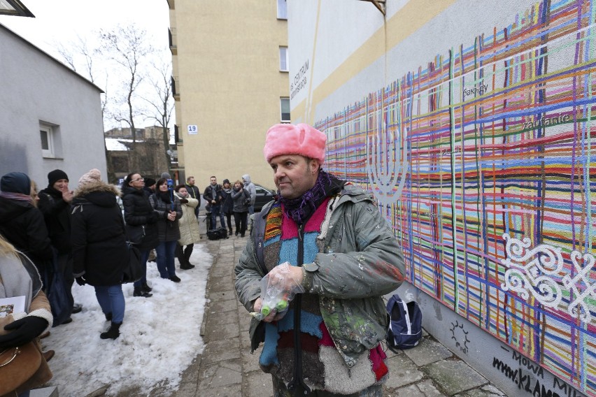 Zamiast swastyki menora. Tak naprawili zniszczony mural „Utkany wielokulturowością” w Białymstoku [ZDJĘCIA, VIDEO]     