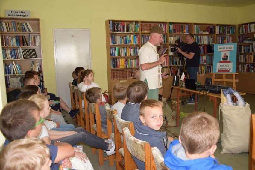 Łukasz Wierzbicki odwiedził pleszewską bibliotekę