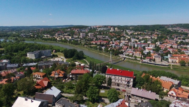 Na zdjęciach z drona, których autorem jest przemyślanin Jerzy Giec, zobaczyć można panoramę miasta, Zamek Kazimierzowski, os. Rycerskie i rzekę San.