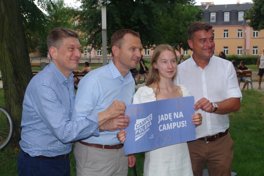 Sławomir Nitras i Mariusz Witczak z Platformy Obywatelskiej przyjechali do Leszna. Politycy spotkali się z wyborcami w Parku Jonstona