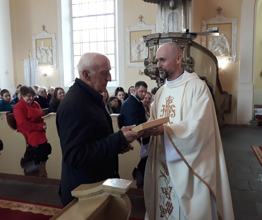 Kazimierz Machynia od 60 lat jest organistą w Parafii św....