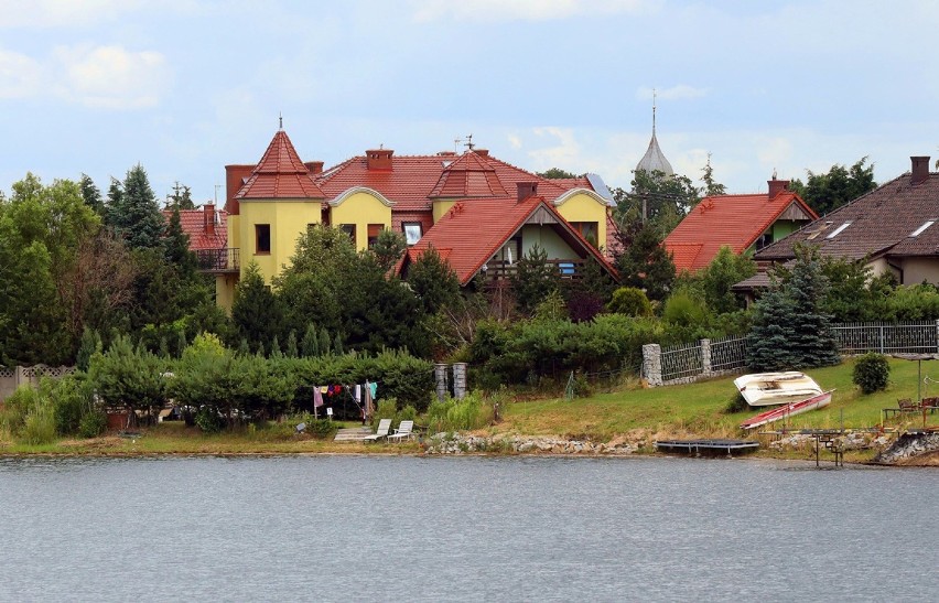 Bajkowe osiedla nad wodą, kilka kilometrów od Legnicy [ZDJĘCIA]