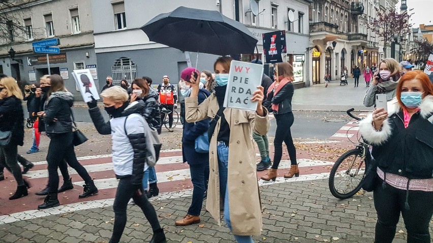 Leszno. Strajk Kobiet przeszedł ulicami miasta blokując główne drogi [ZDJĘCIA i FILMY]