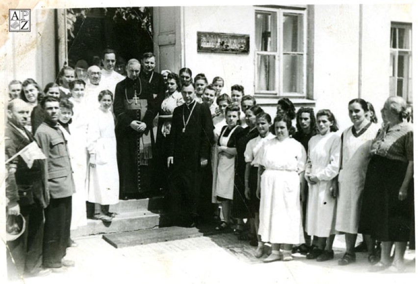 1948 rok. Ks. biskup Stefan Wyszyński przed wejściem do...