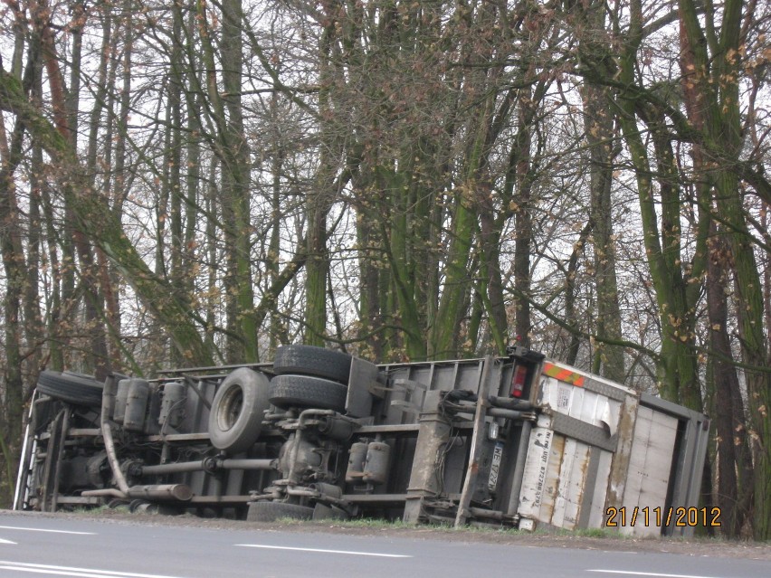 W Łasku przewrócił się tir, mogą być utrudnienia