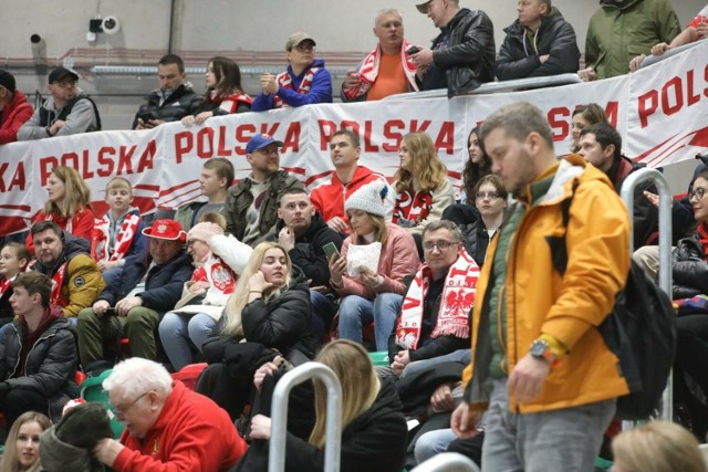 Polscy kibice głośno dopingowali Biało-Czerwonych w meczu z Ukrainą w Sosnowcu

  Zobacz kolejne zdjęcia. Przesuwaj zdjęcia w prawo - naciśnij strzałkę lub przycisk NASTĘPNE 