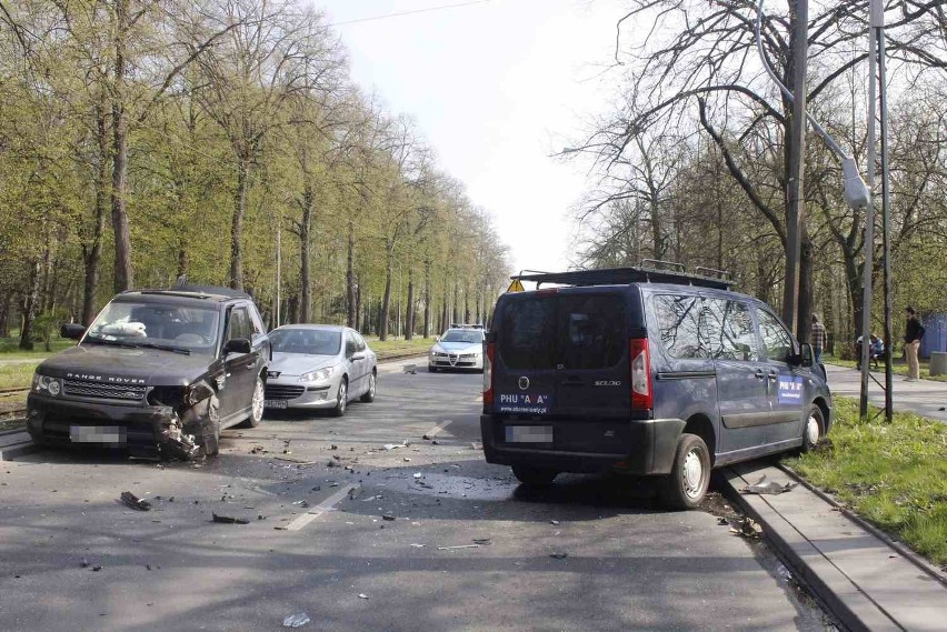 Zderzenie 4 samochodów i tramwaju na Konstantynowskiej w...
