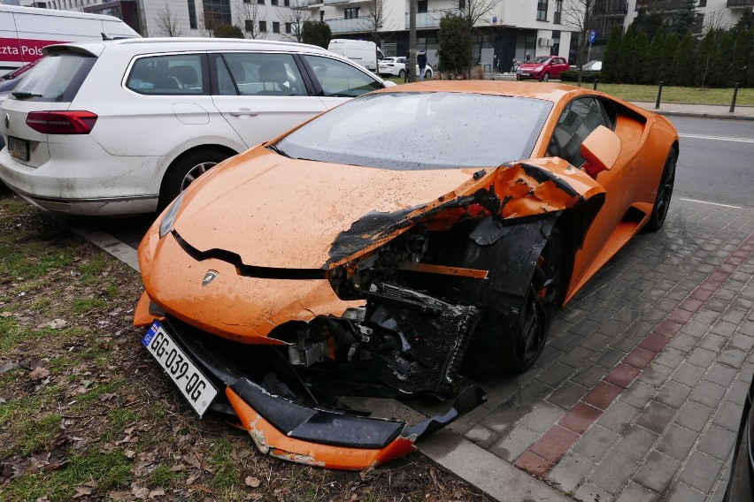 Porzucone lamborghini, Warszawa. Rozbił sportowe auto i uciekł z miejsca zdarzenia. Zostawił je na wolskim parkingu