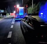 Policjanci z komendy w Wadowicach ustalają okoliczności śmiertelnego wypadku drogowego w Targanicach