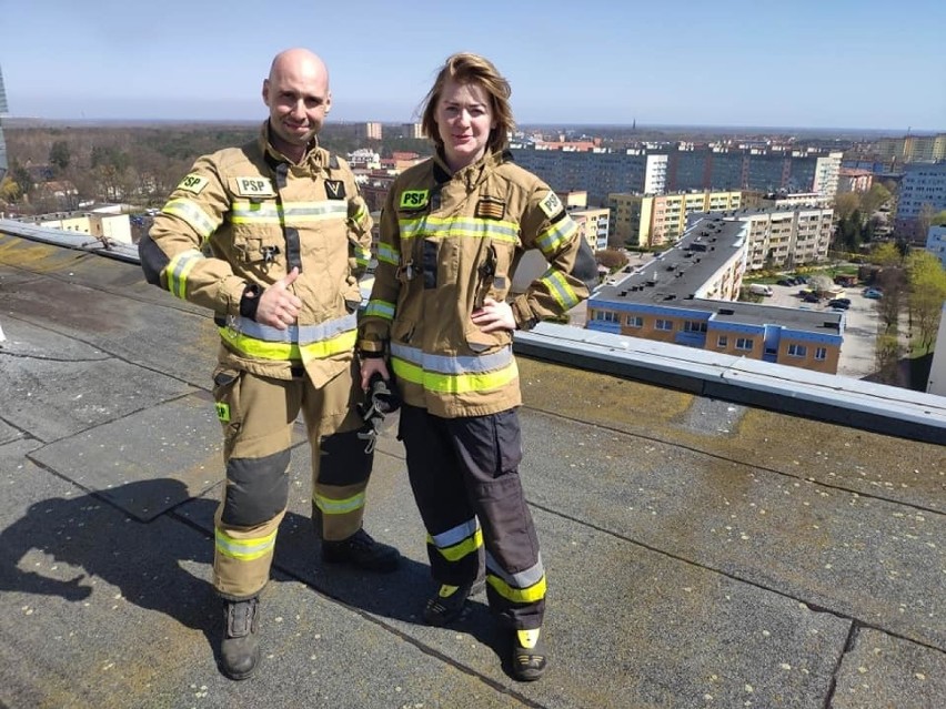 Strażackie zawody w Policach: z 30 kilogramami ekwipunku na dach wieżowca