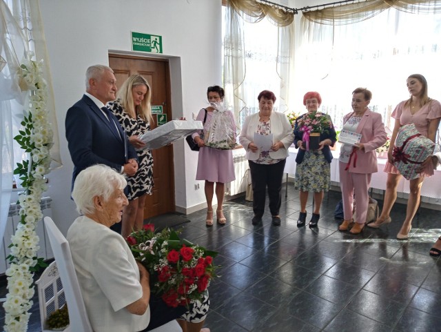 Mieszkanka Chocza, Pelagia Woldańska, 100. urodziny świętowała w towarzystwie najbliższej rodziny i przyjaciół. Z życzeniami pospieszyli również przedstawiciele władz samorządowych, Gminnego Ośrodka Pomocy Społecznej i Koła Gospodyń Wiejskich w Choczu