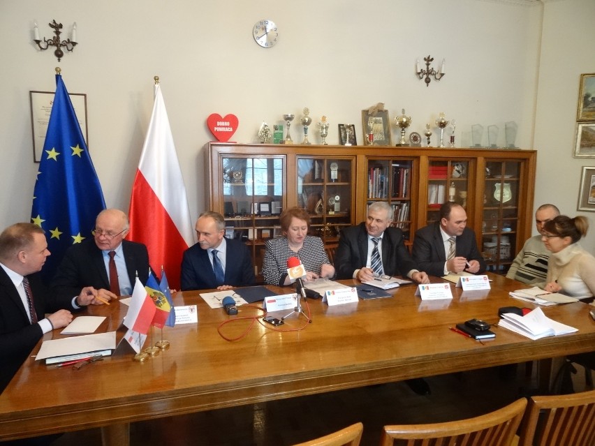 Podpisano umowę o współpracy powiatu kaliskiego i Riscani w...
