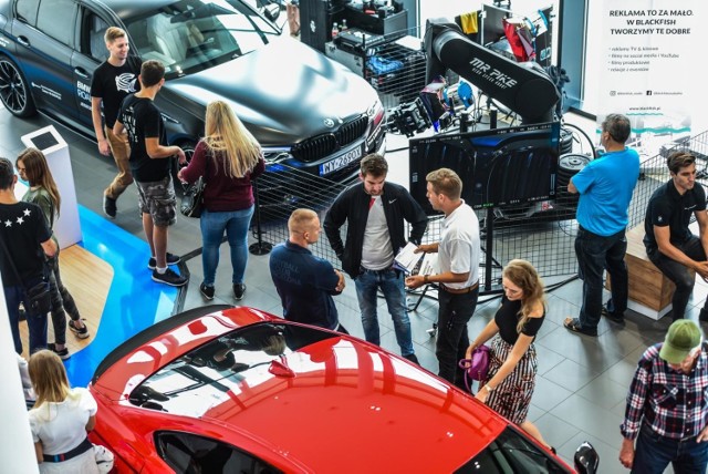 W salonie BMW przy ul. Toruńskiej w Bydgoszczy odbyła się wczoraj (sobota 8 września) impreza pod nazwą BMW M Performance Roadshow. Organizatorzy wydarzenia zapowiadali, że będzie to pełne sportowych wrażeń wydarzenie obfitujące w liczne niespodzianki dla starszych i młodszych. Te zapowiedzi sprawdziły się w 100 procentach. Imprezę poprowadził dziennikarz motoryzacyjny Patryk Mikiciuk oraz zagorzały fan motoryzacji – aktor Rafał Cieszyński. Ci, którzy przybyli do salonu, mogli obejrzeć kilkanaście najnowszych modeli koncernu BMW, a diler zaoferował przybyłym 45-minutowe jazdy testowe, które realizowane będą w tym tygodniu. Dla dzieci przygotowano tor do jazd elektrycznymi samochodami i motocyklami BMW, animacje i zabawy kreatywne. Panie mogły skorzystać z porad kosmetycznych THALGO. Dla lubiących wirtualną zabawę przygotowano strefę PlayStation VR. Był także tor jazdy w technologii EEG (sterowanie autami na podstawie siły skupienia) i mnóstwo innych atrakcji.  


Zobacz wideo. Jak napisać dobre CV? 

