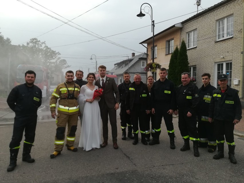 Strażackie śluby w Suchowoli i Krynkach. Były strażackie flachy, brama oraz woda z gaśniczego węża