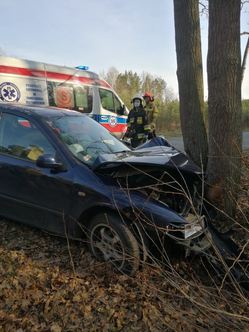 Wypadek na drodze z Ciebłowic do Spały. Samochód uderzył w drzewo [ZDJĘCIA]