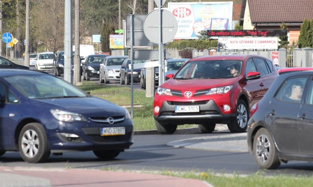 Rondo na ul. Letniej ułatwiło przejazd, ale w jego okolicach tworzą sie teraz zatory