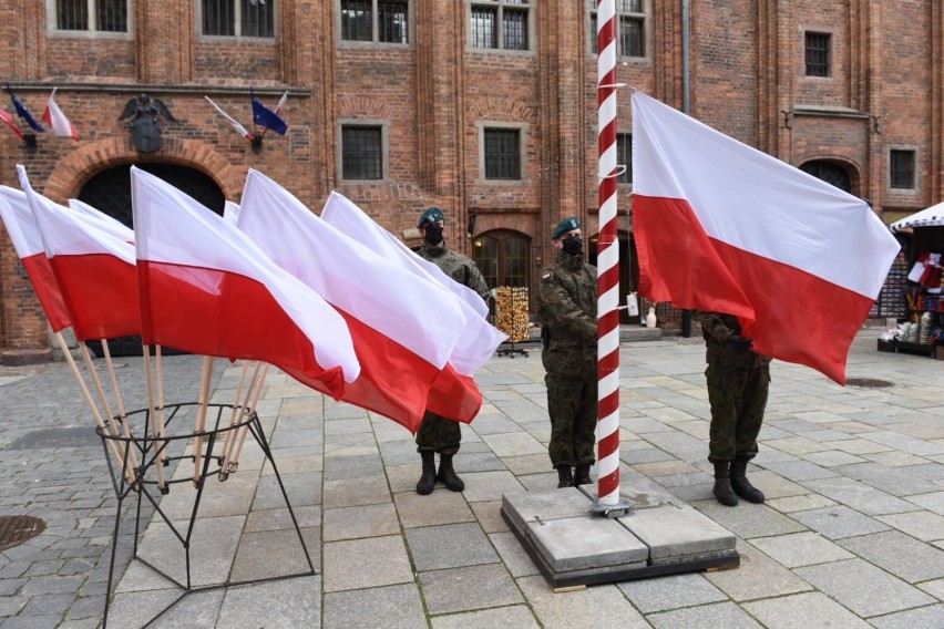 Podniesieniem flagi na maszt na Rynku Staromiejskim oraz...