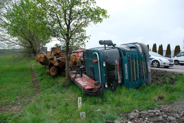 Na drodze krajowej nr 77 w Żurawicy pod Przemyślem tir wiozący drewno wypadł z drogi. Pojazd przewr&oacute;cił się na prawy bok. Nikt nie został ranny.

Ruch w kierunku Jarosławia po wypadku odbywał się jednym pasem ruchu.

ZOBACZ TEŻ: 3-latek śmiertelnie potrącony pod Przemyślem
&lt;script class=&quot;XlinkEmbedScript&quot; data-width=&quot;640&quot; data-height=&quot;360&quot; data-url=&quot;//get.x-link.pl/25769755-0763-0004-4de0-8d27c28de155,6ca83021-8e55-d519-de1e-389bcff66acb,embed.html&quot; type=&quot;application/javascript&quot; src=&quot;//prodxnews1blob.blob.core.windows.net/cdn/js/xlink-i.js?v1&quot;&gt;&lt;/script&gt;