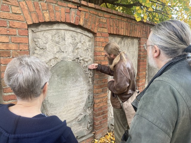 Międzychodzkie Zaduszki, czyli spacer historyczny szlakiem międzychodzkich cmentarzy. Dawny cmentarz ewangelicki przy kościele na Lipowcu (31.10.2022).