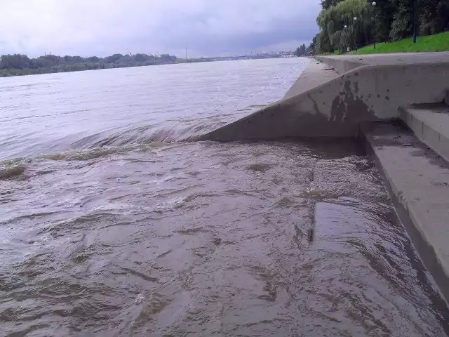 Bardzo szybko się przemieszcza i zalewa kolejne schodki.