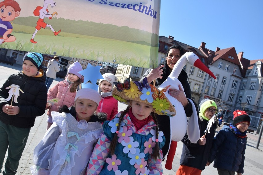 Przedszkolaki ze Szczecinka witają wiosnę. Radosny pochód przez miasto [zdjęcia]