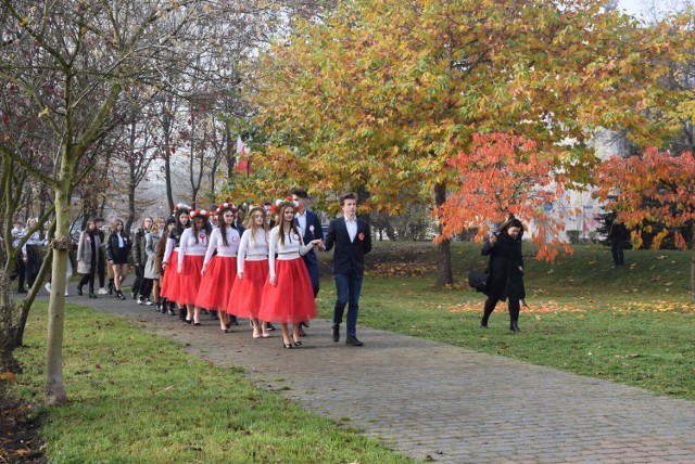 Tak uczniowie LO im. K. K. Baczyńskiego tańczyli poloneza z okazji Dnia Niepodległości 10 listopada 2021 roku