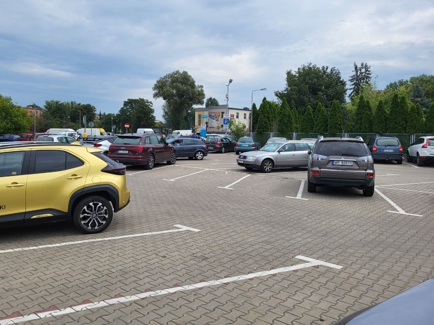 Zmiana zasad parkowania przy Centrum Handlowym i Targowisku Korej w Radomiu. Pojawiły się nowe parkometry. Co się ponadto zmieniło?
