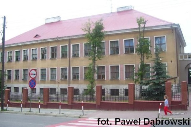 Budynek Szkoły Podstawowej nr 2 im. Władysława Broniewskiego w Łomży.
