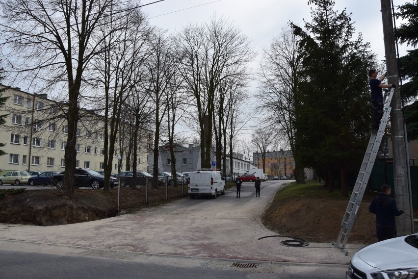 Ulica POW w Wieluniu staje się bardziej komfortowa dla ruchu pieszego i kołowego ZDJĘCIA