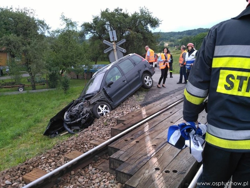 Wypadek w Łowczówku . 19-latka wjechała samochodem pod pociąg [ZDJĘCIA]