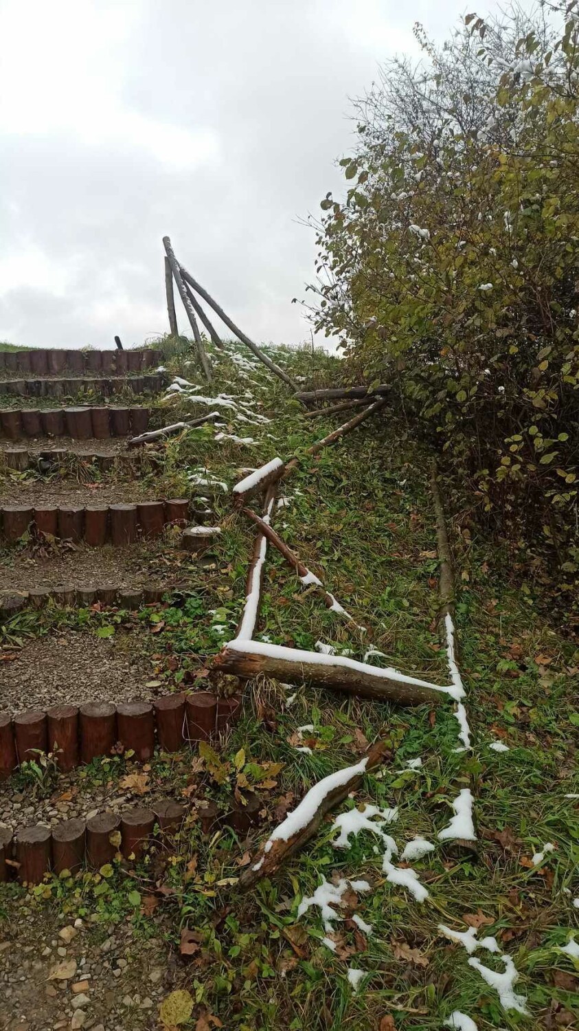 Zły stan schodów w okolicy Kopca Tatarskiego w Przemyślu.