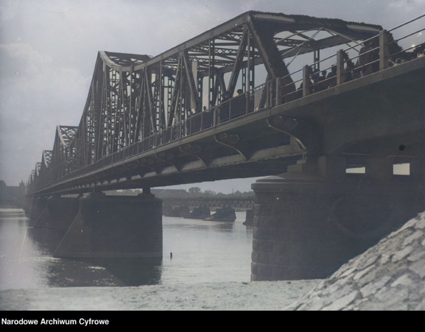 Tak wyglądają archiwalne zdjęcia mostu im. Edwarda Śmigłego-Rydza we Włocławku w kolorze