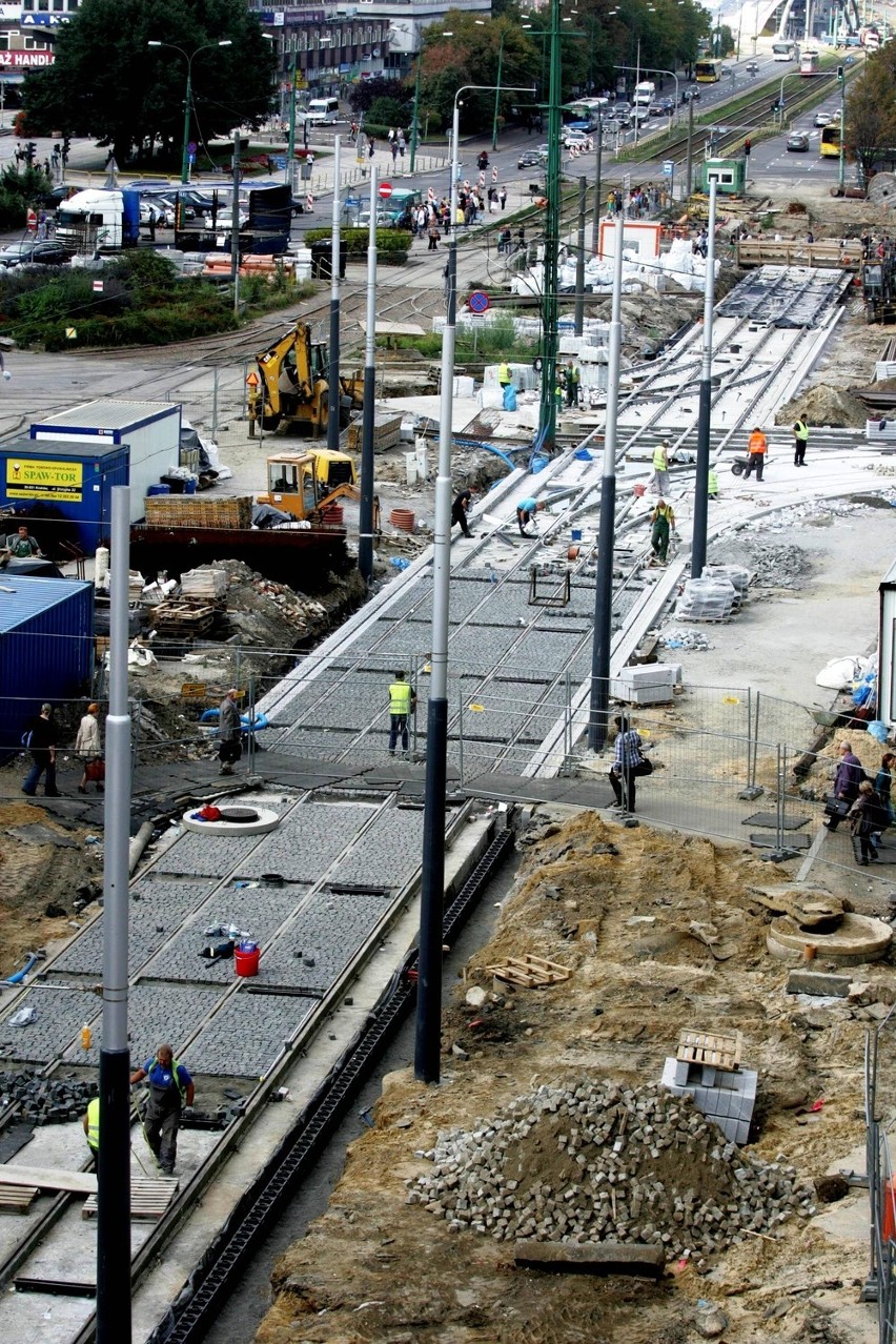 Przebudowa Katowic: Las stalowych słupów stanął na rynku. Jest ich już 28