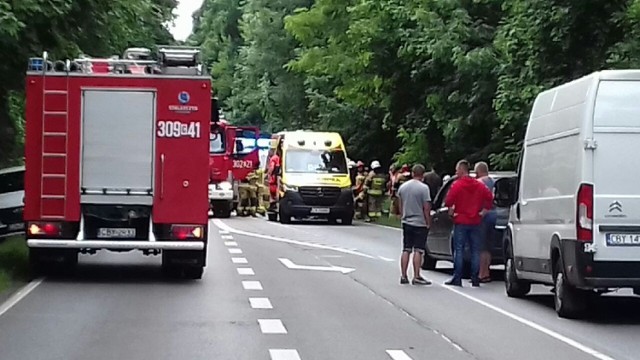 Groźny wypadek na ul. Bydgoskiej w Ostromecku pod Bydgoszczą. Kierowca peugeota 306 uderzył w drzewo. Był pijany. W zdarzeniu ucierpiały trzy osoby. Droga w miejscu wypadku będzie zablokowana przez najbliższe godziny. Bydgoscy policjanci najpierw zostali wezwani do innego zdarzenia na ul. Bydgoskiej w Ostromecku.

Więcej zdjęć i informacji z miejsca wypadku. Kliknij strzałkę obok zdjęcia lub przesuń je gestem >>>