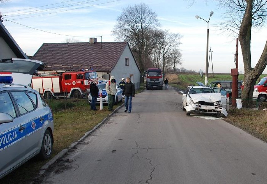 Wypadek w Dubielu. Dwie osoby trafiły do szpitala [ZDJĘCIA]