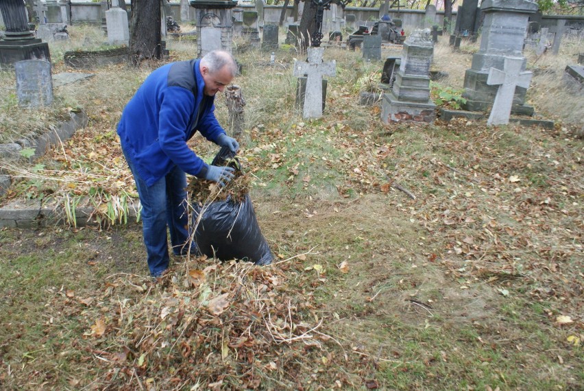 Kaliszanie sprzątali zabytkowy cmentarz prawosławny w...