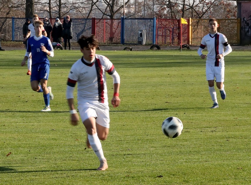 Kamil Kort (6.) podczas meczu z FASE Szczecin.