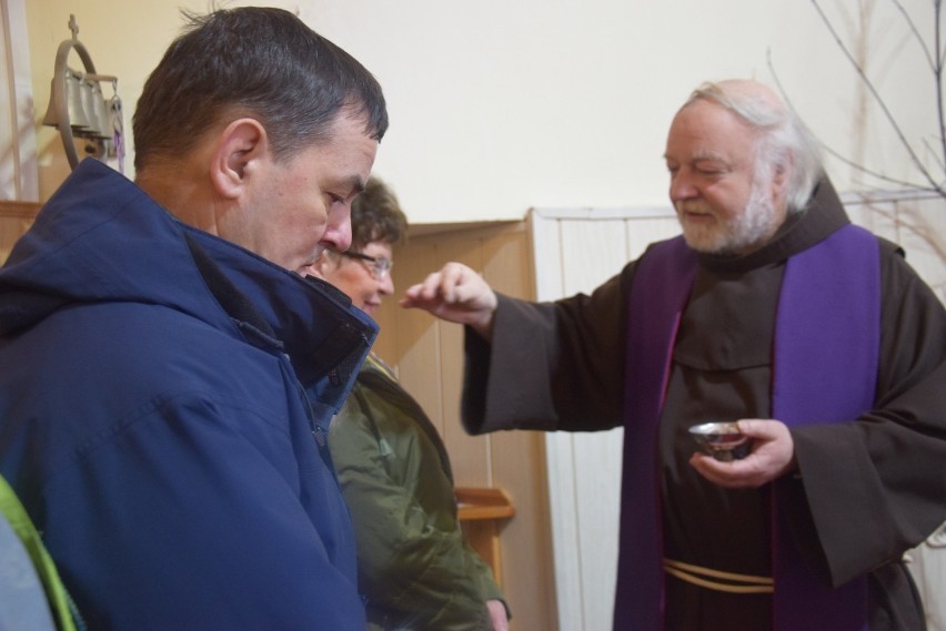 Popielec u franciszkanów w Tychach. Ojciec Winicjusz (w...