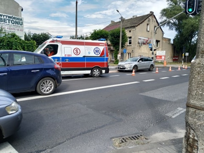 Wypadek na ulicy Dąbrowskiego w Zduńskiej Woli. Są poszkodowani ZDJĘCIA