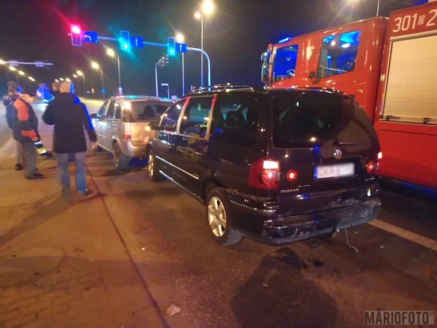 Zderzenie trzech samochodów na obwodnicy Opola. Jeden z nich się zapalił. Sprawca uciekł z miejsca zdarzenia