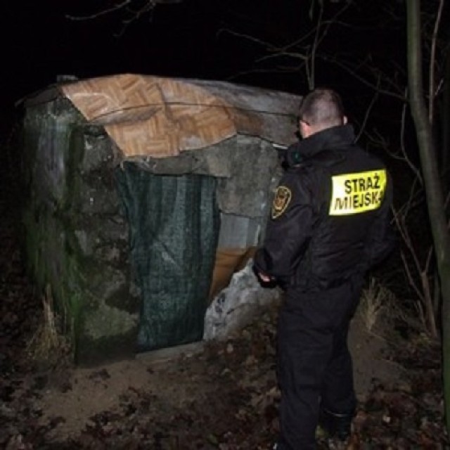 Strażnicy miejscy patrolują zimą ulice Gdańska nawet nocą