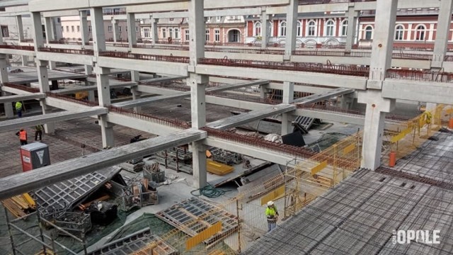Centrum przesiadkowe Opole Główne. Postępują prace przy kolejnych poziomach konstrukcji.