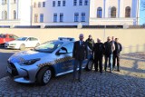 Nowy samochód brzeskiej straży miejskiej. To hybrydowa Toyota Yaris