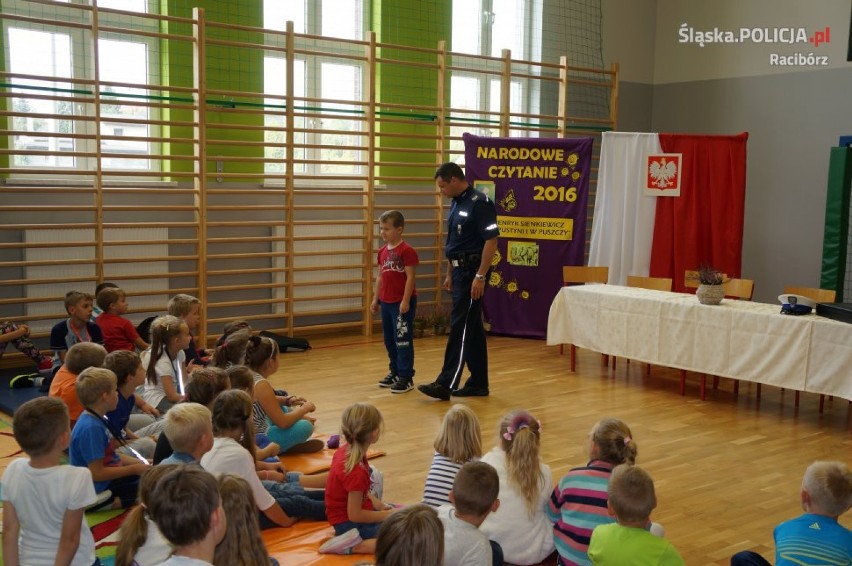 Policjanci w szkołach na profilaktycznych pogadankach