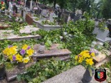 Wichura zniszczyła nagrobki na cmentarzu w Lublińcu. Pod Kłobuckiem zrywała dachy 