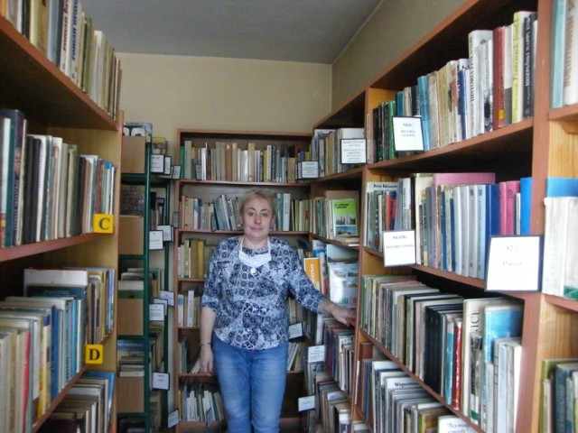 Trwa porządkowanie księgozbiorów w bibliotekach w powiecie golubsko-dobrzyńskim. Ewa Kaźmierkiewicz odwiedziła placówkę we Wrockach